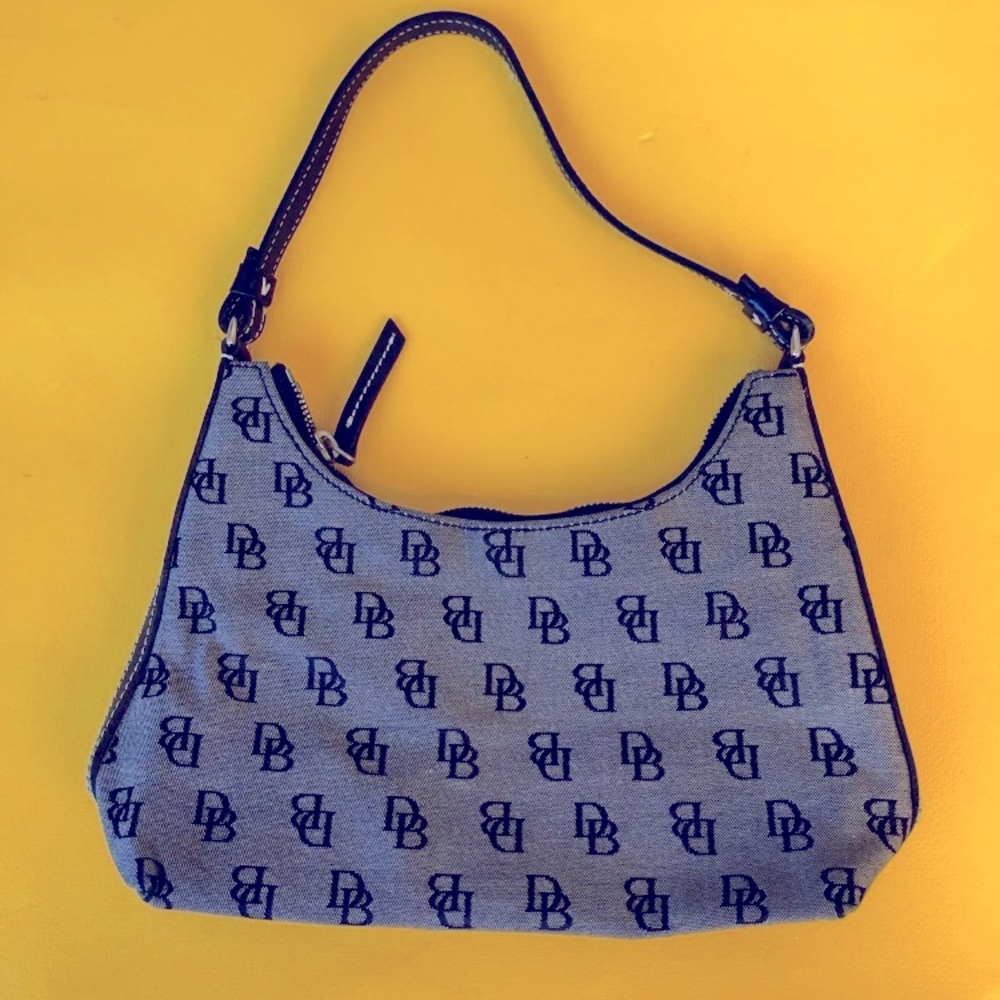 ✨💕 Dooney and Bourke Signature Shoulder bag 👜✨